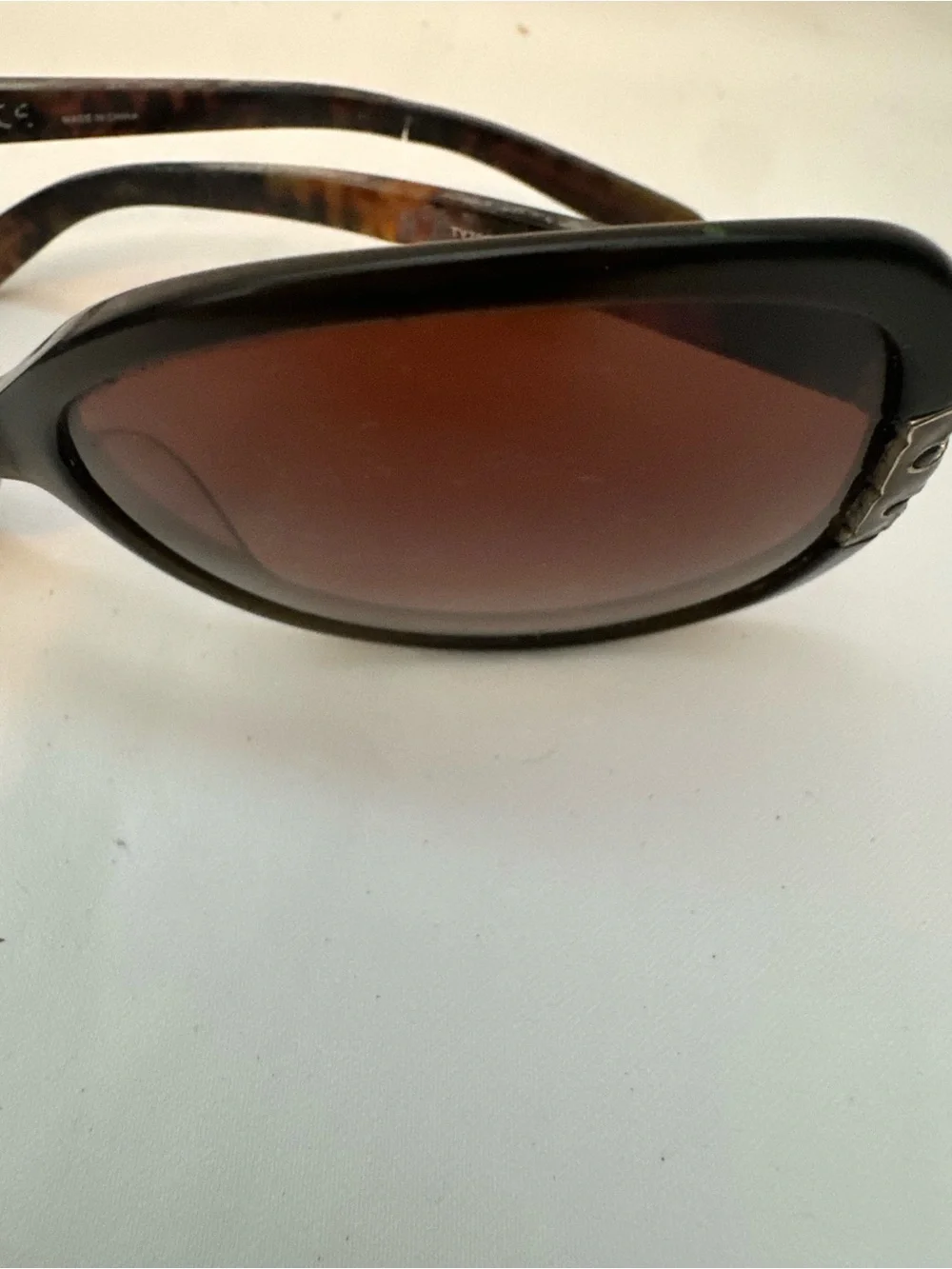 Tory Burch Black Frame Brown Gradient Lens Sunglasses with Orange Case